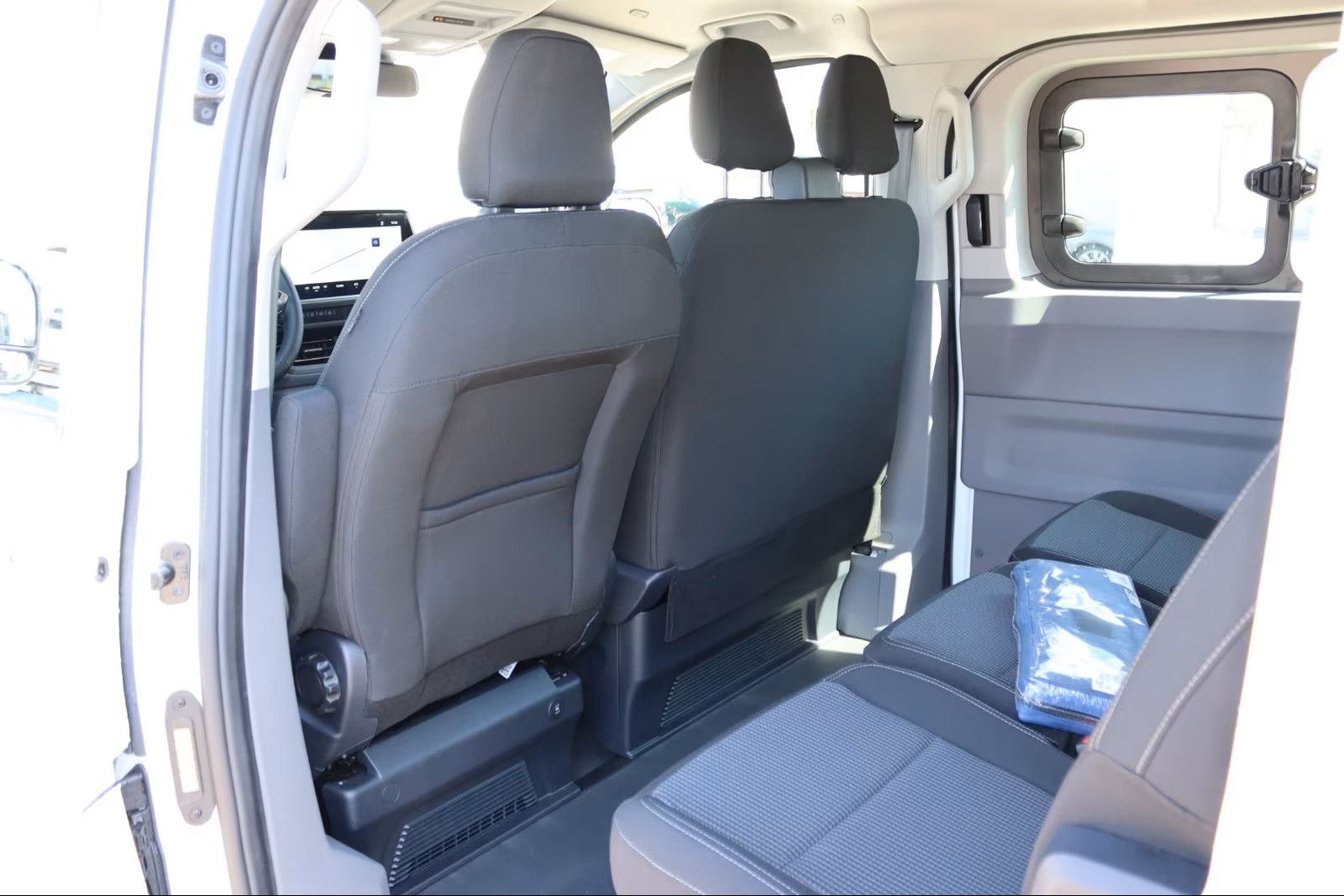 Fahrzeugabbildung Volkswagen T7 Kombi 6-Sitzer 2xSchiebetüre lang LED Kamera
