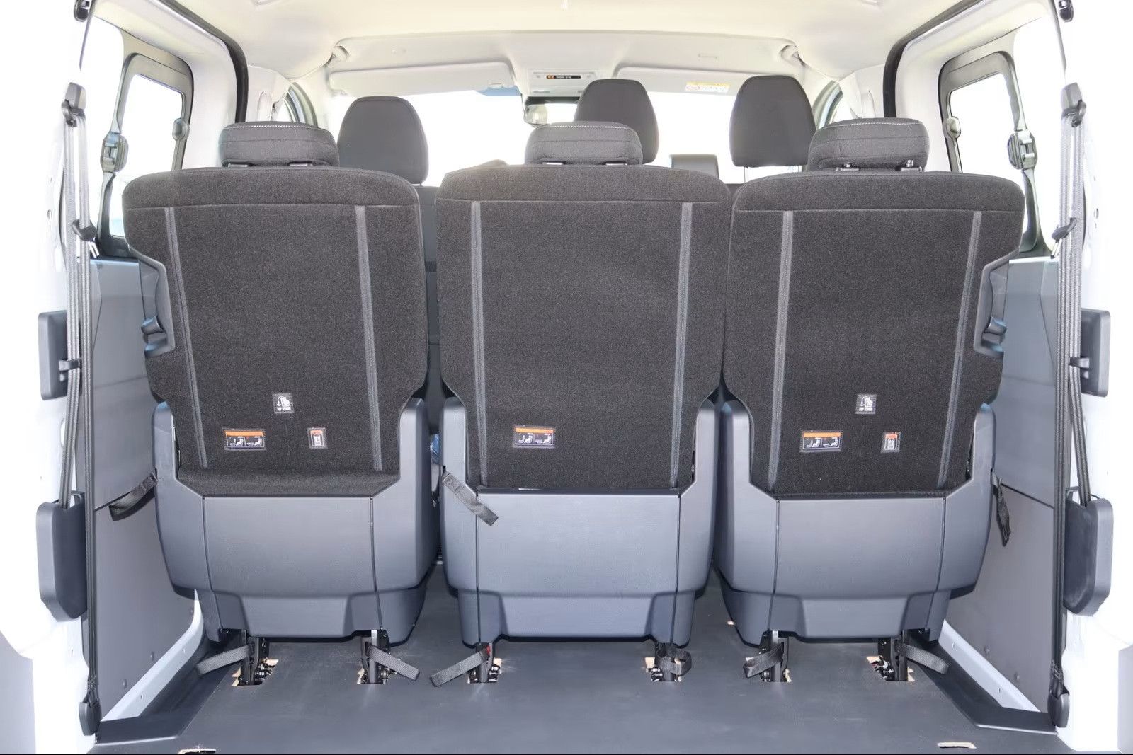 Fahrzeugabbildung Volkswagen T7 Kombi 6-Sitzer 2xSchiebetüre lang LED Kamera