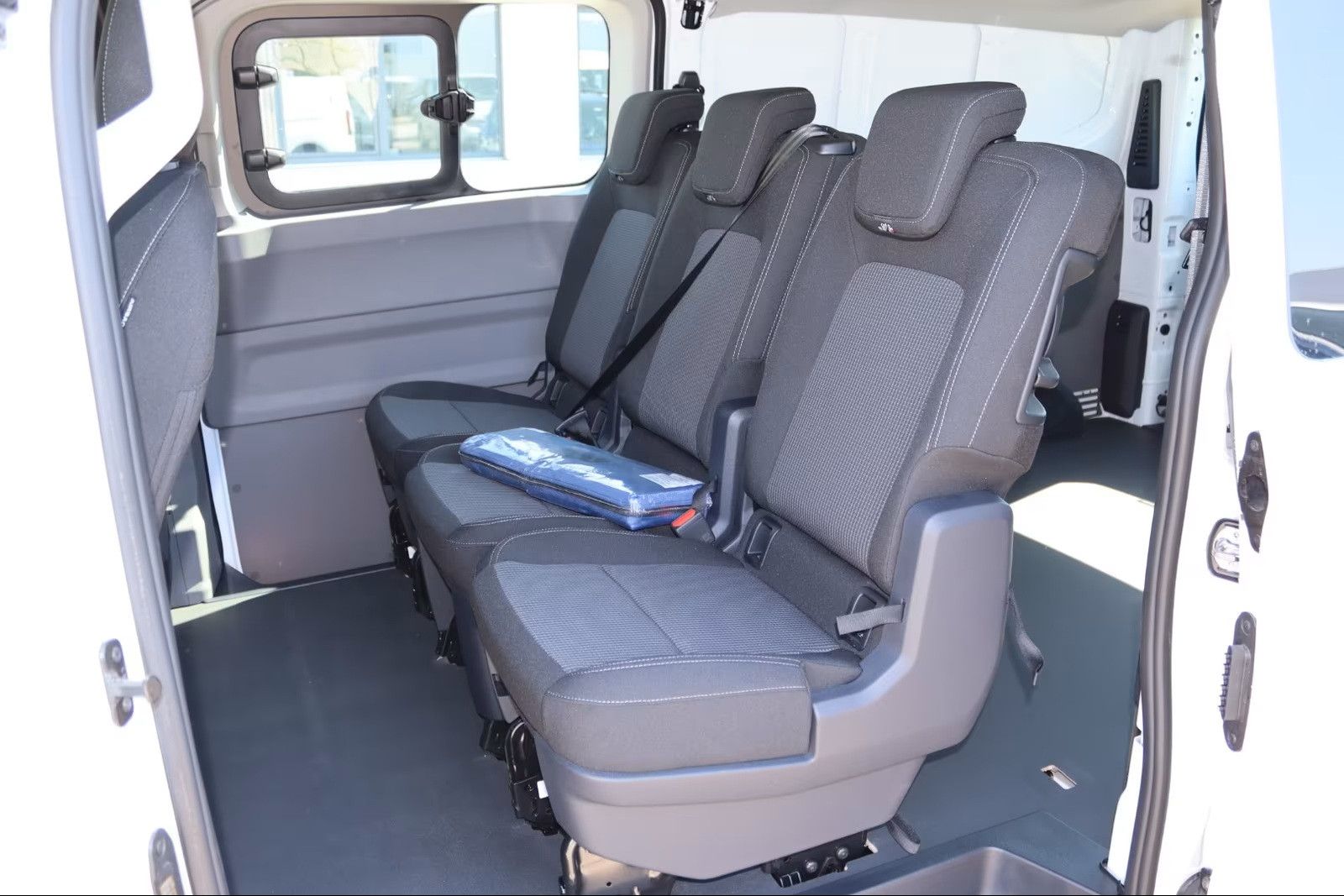 Fahrzeugabbildung Volkswagen T7 Kombi 6-Sitzer 2xSchiebetüre lang LED Kamera