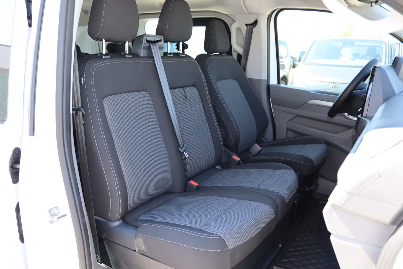 Fahrzeugabbildung Volkswagen T7 Kombi 6-Sitzer 2xSchiebetüre lang LED Kamera