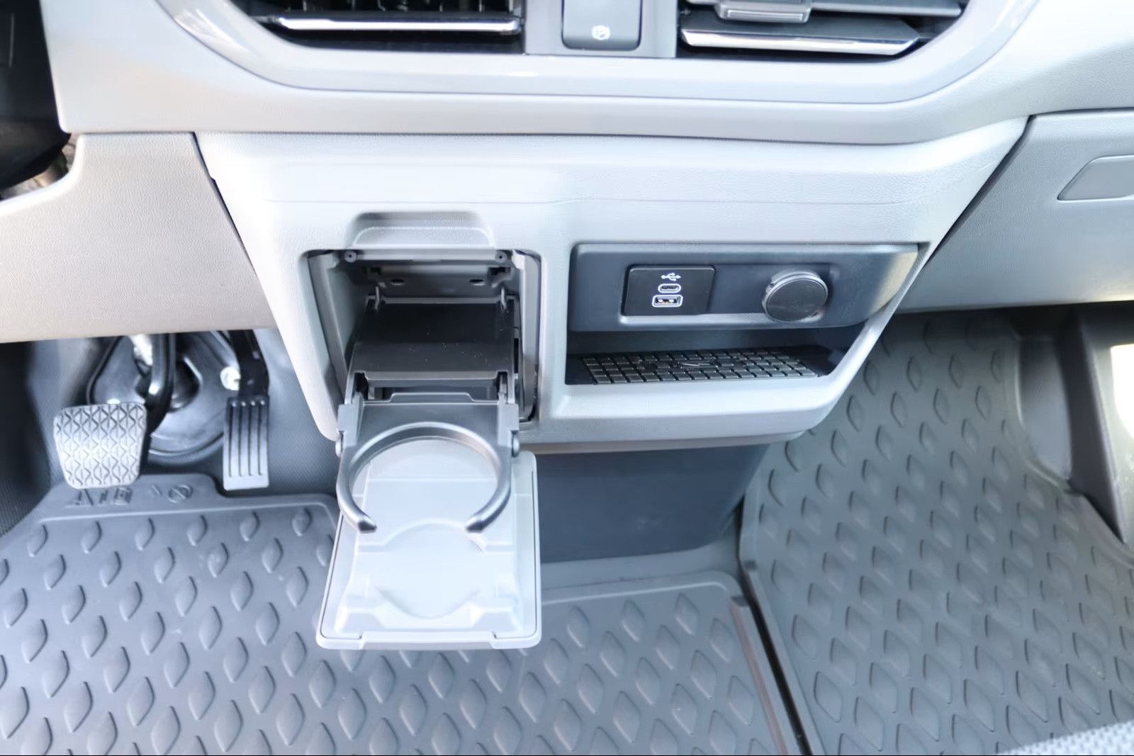 Fahrzeugabbildung Volkswagen T7 Kombi 6-Sitzer 2xSchiebetüre lang LED Kamera