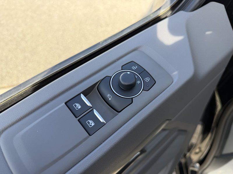 Fahrzeugabbildung Volkswagen T7 Kombi 6-Sitzer 2xSchiebetüre lang LED Kamera