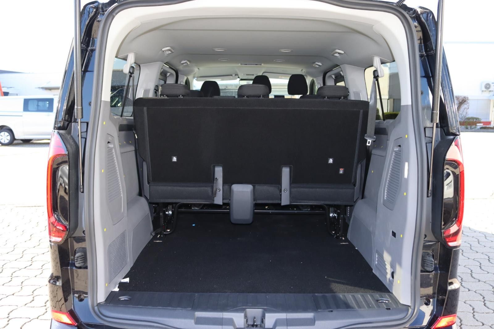Fahrzeugabbildung Volkswagen T7 Caravelle Style 4MOTION Lang 170PS IQ 9-Sitze