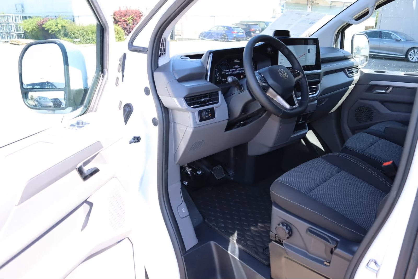 Fahrzeugabbildung Volkswagen T7 Kombi 6-Sitzer 2xSchiebetüre lang LED Kamera