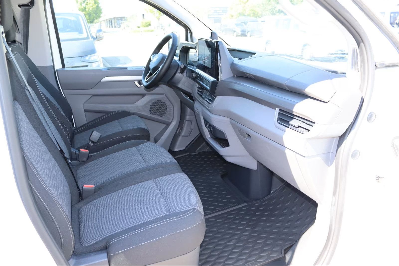 Fahrzeugabbildung Volkswagen T7 Kombi 6-Sitzer 2xSchiebetüre lang LED Kamera