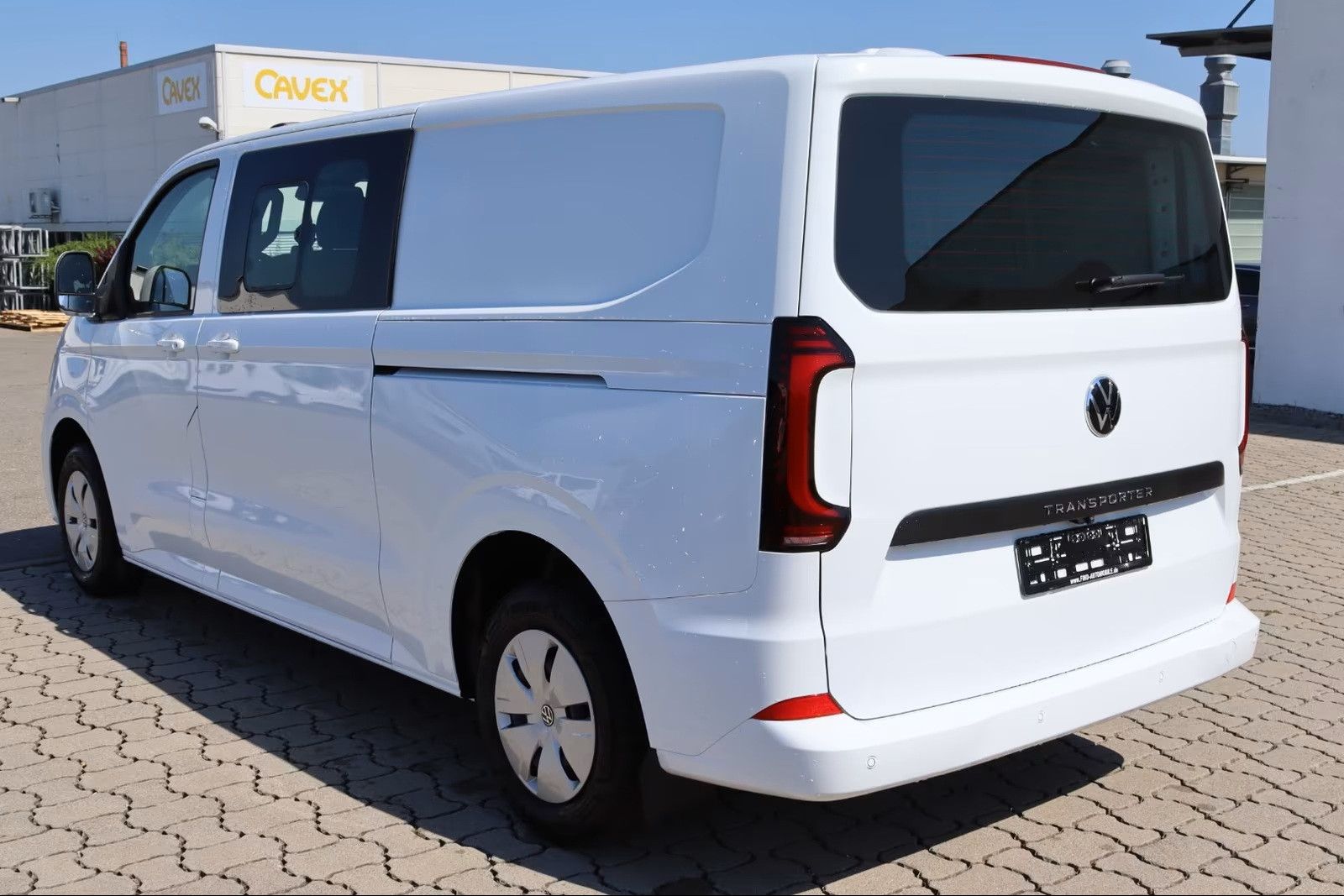 Fahrzeugabbildung Volkswagen T7 Kombi 6-Sitzer 2xSchiebetüre lang LED Kamera