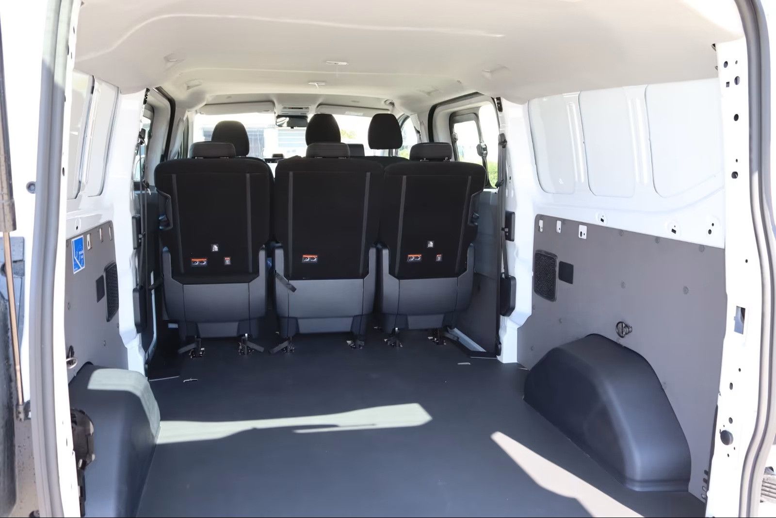 Fahrzeugabbildung Volkswagen T7 Kombi 6-Sitzer 2xSchiebetüre lang LED Kamera