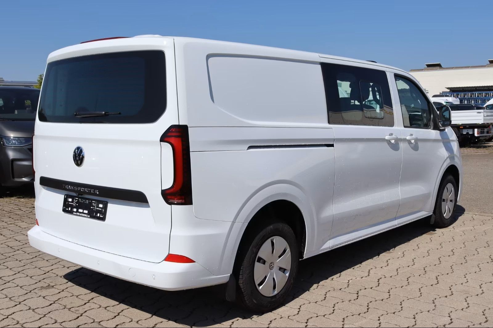 Fahrzeugabbildung Volkswagen T7 Kombi 6-Sitzer 2xSchiebetüre lang LED Kamera