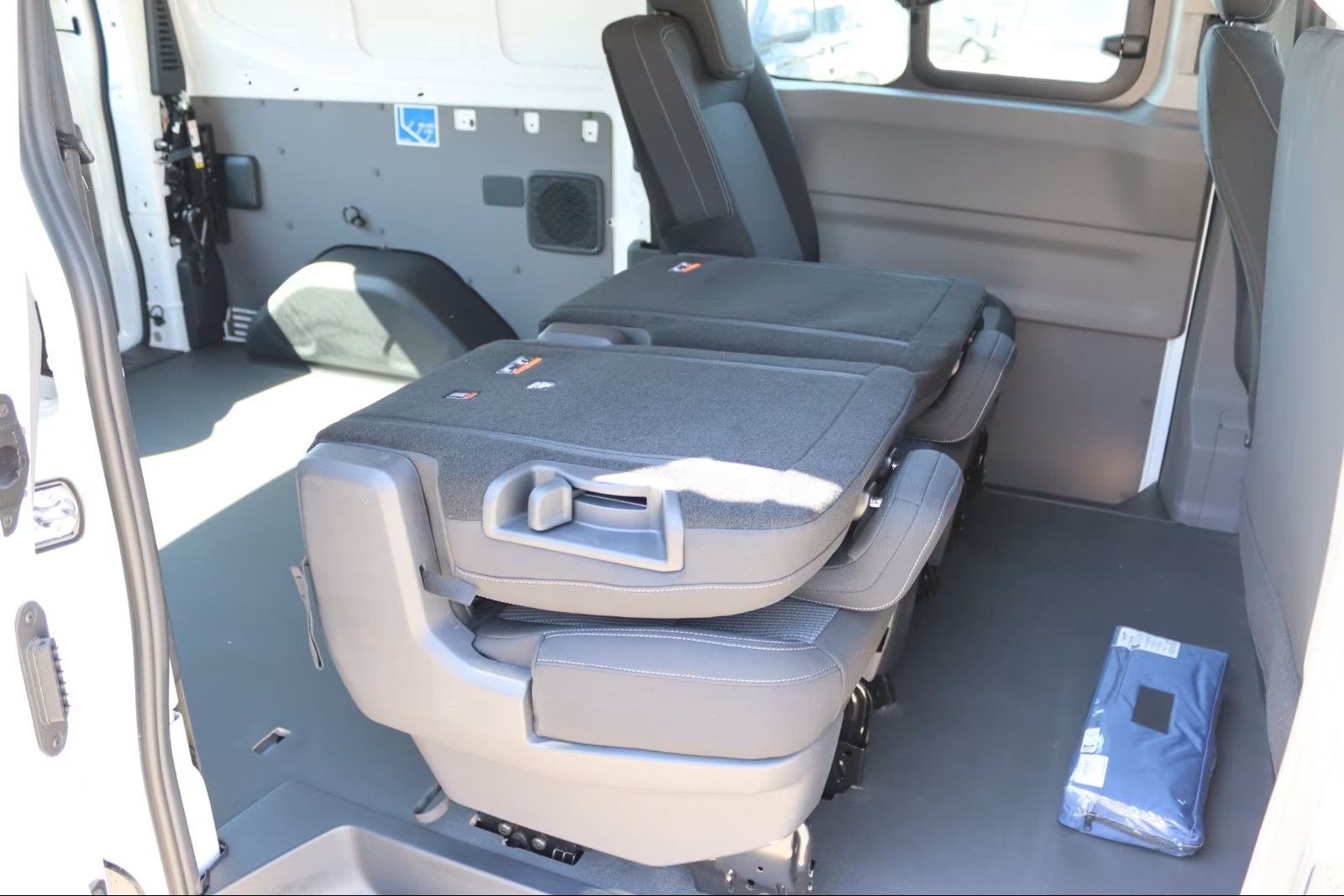 Fahrzeugabbildung Volkswagen T7 Kombi 6-Sitzer 2xSchiebetüre lang LED Kamera