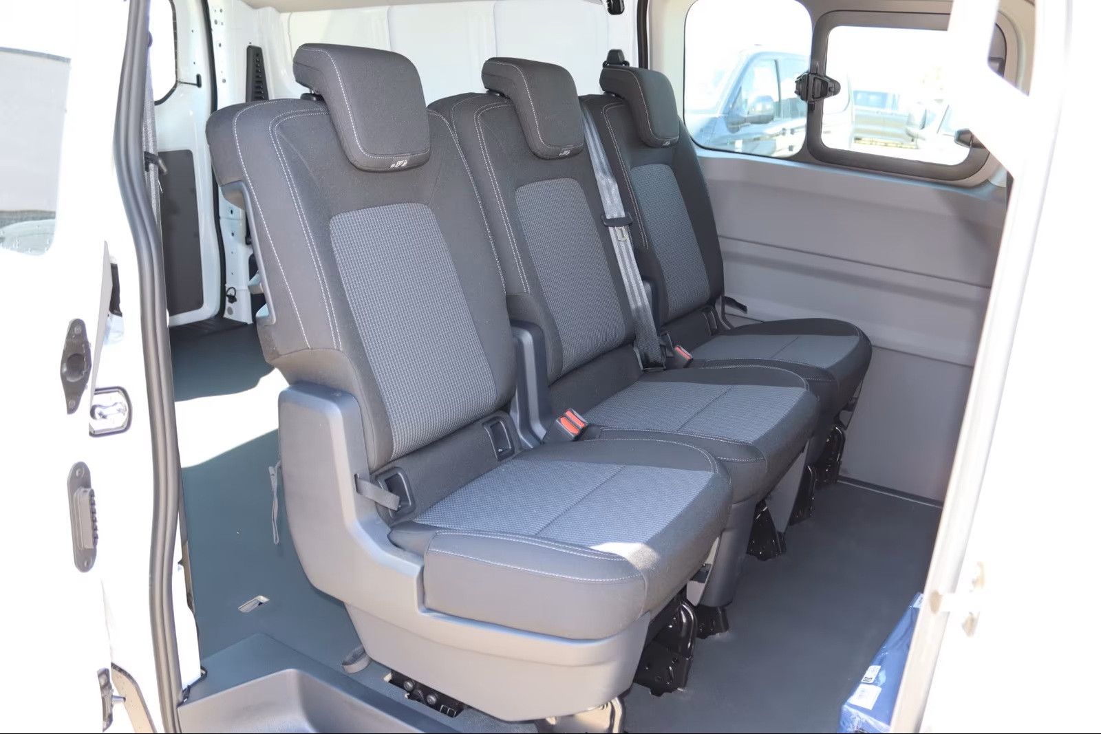 Fahrzeugabbildung Volkswagen T7 Kombi 6-Sitzer 2xSchiebetüre lang LED Kamera