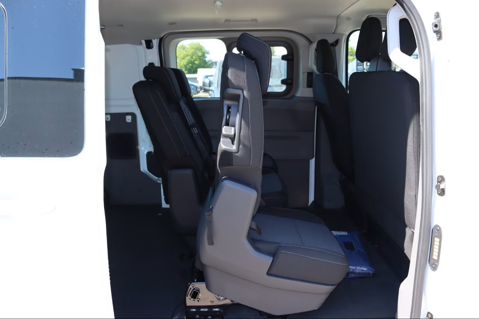 Fahrzeugabbildung Volkswagen T7 Kombi 6-Sitzer 2xSchiebetüre lang LED Kamera