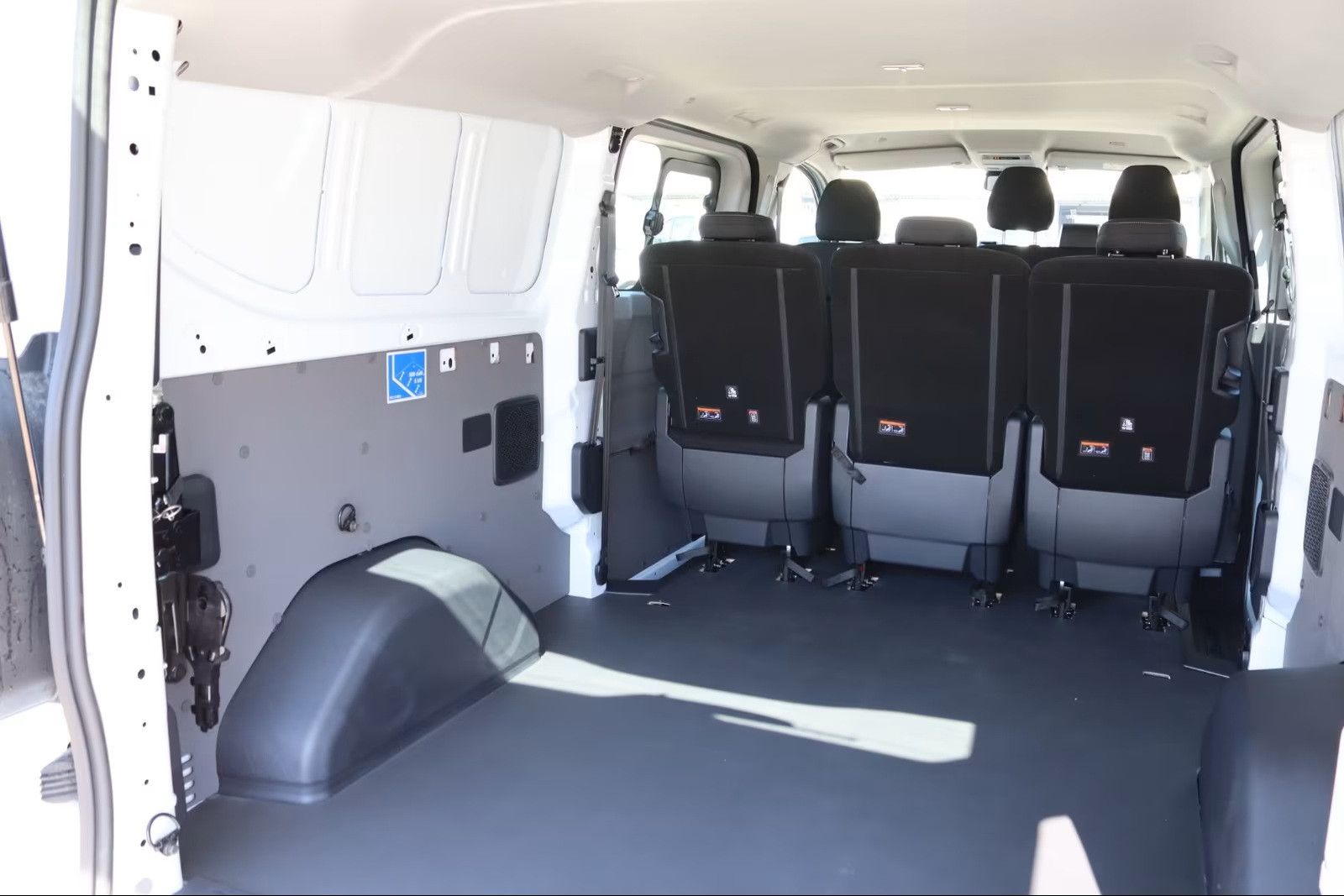 Fahrzeugabbildung Volkswagen T7 Kombi 6-Sitzer 2xSchiebetüre lang LED Kamera