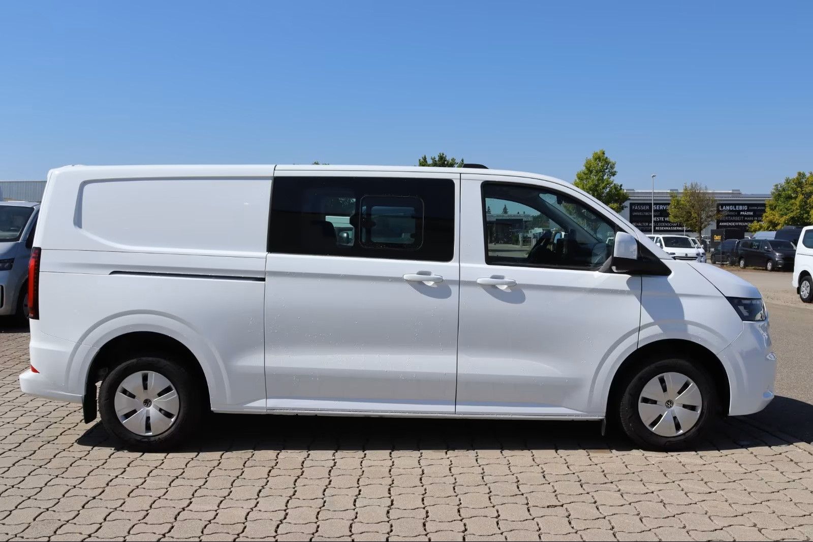 Fahrzeugabbildung Volkswagen T7 Kombi 6-Sitzer 2xSchiebetüre lang LED Kamera