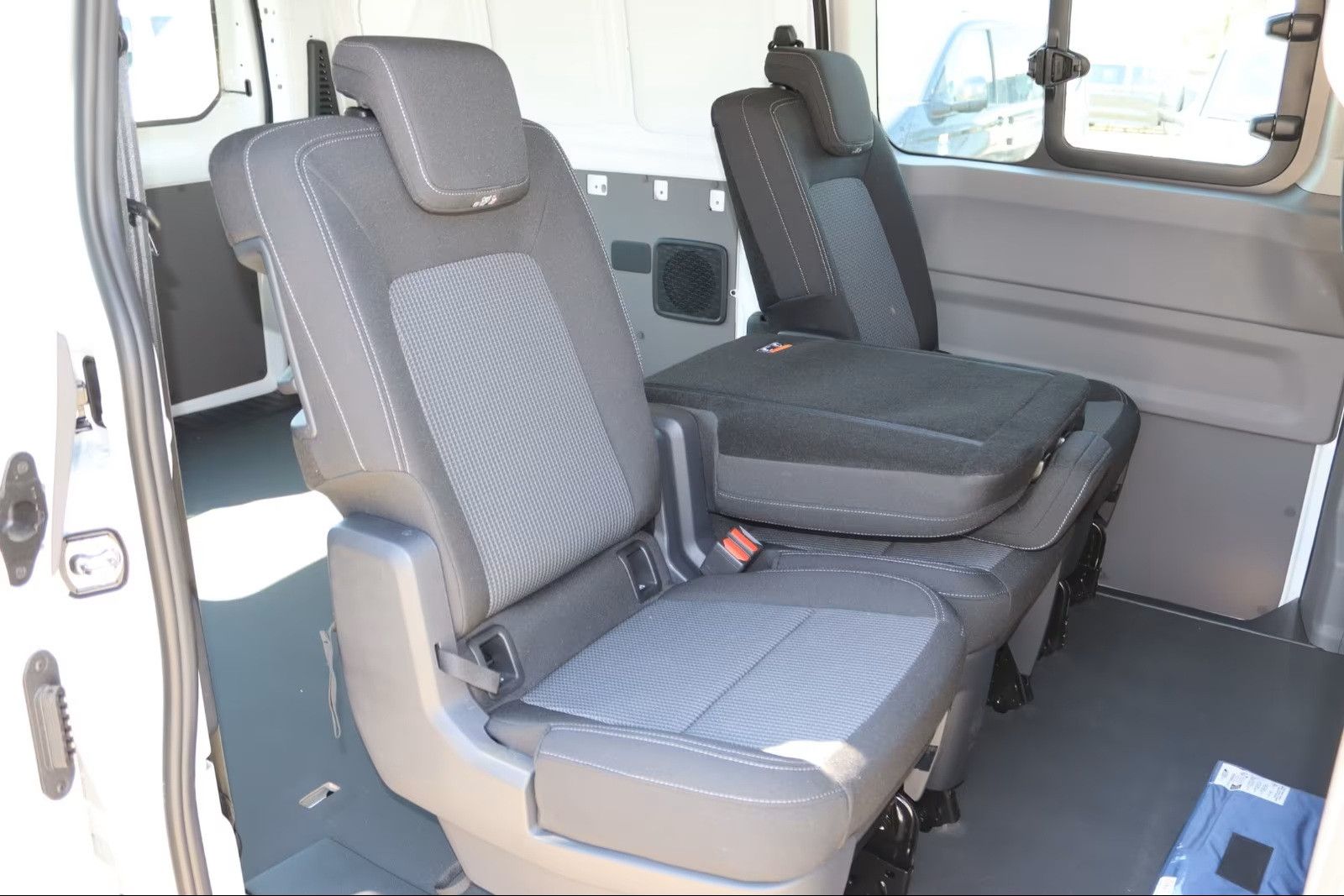 Fahrzeugabbildung Volkswagen T7 Kombi 6-Sitzer 2xSchiebetüre lang LED Kamera