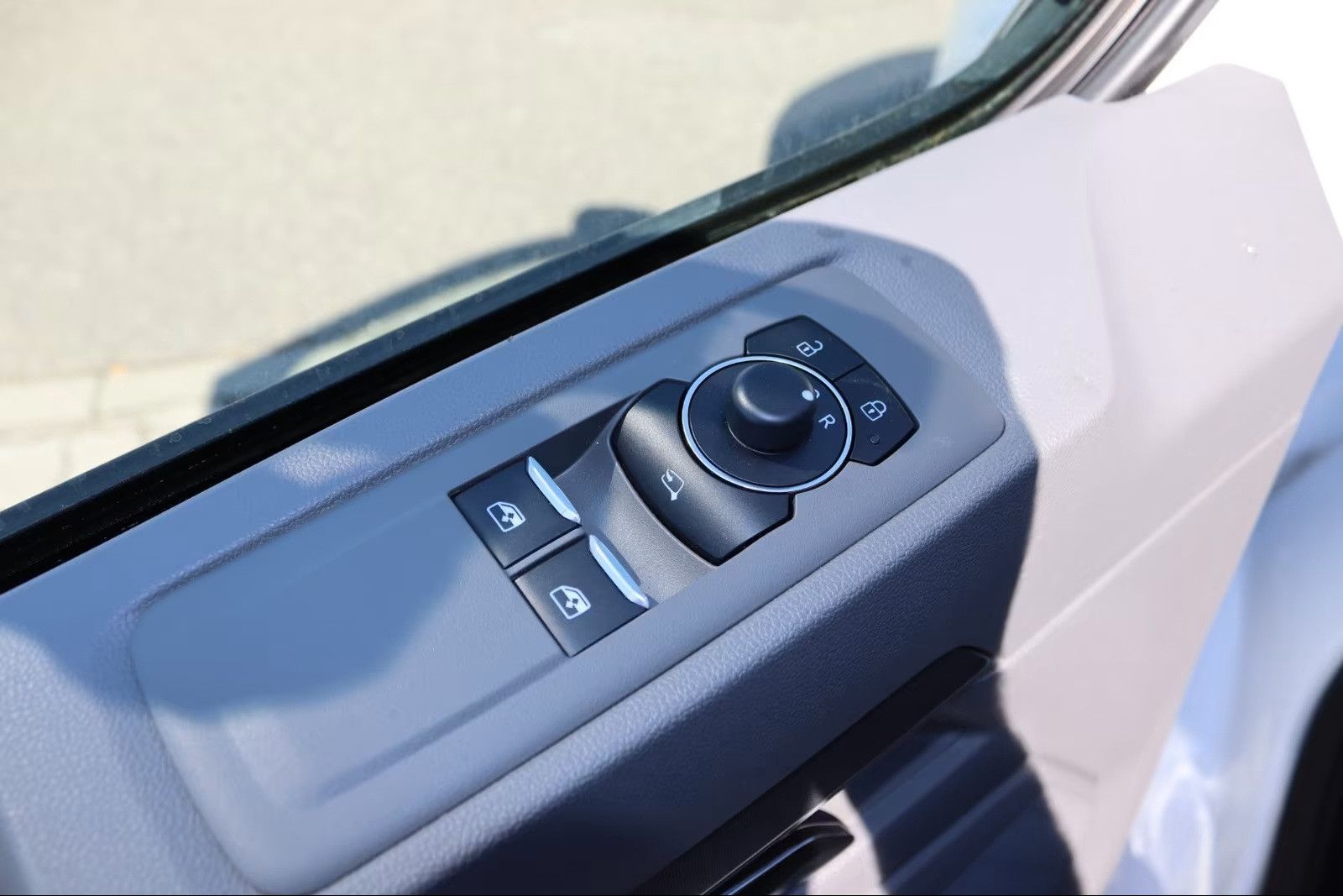 Fahrzeugabbildung Volkswagen T7 Kombi 6-Sitzer 2xSchiebetüre lang LED Kamera