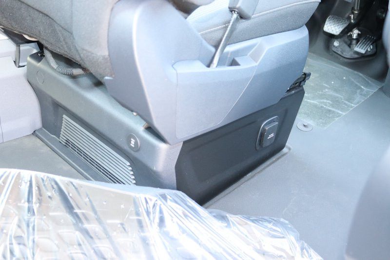 Fahrzeugabbildung Volkswagen T7 Kombi 5-Sitzer LED Kamera Navi Sitzh. lang N1