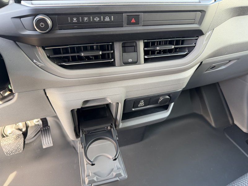Fahrzeugabbildung Volkswagen T7 Kombi 6-Sitzer 2xSchiebetüre lang LED Kamera