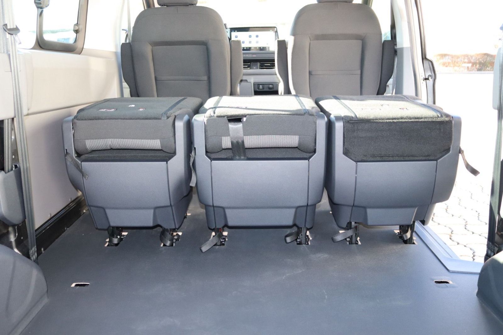 Fahrzeugabbildung Volkswagen T7 Kombi 5-Sitzer LED Kamera Navi Sitzh. kurz N1