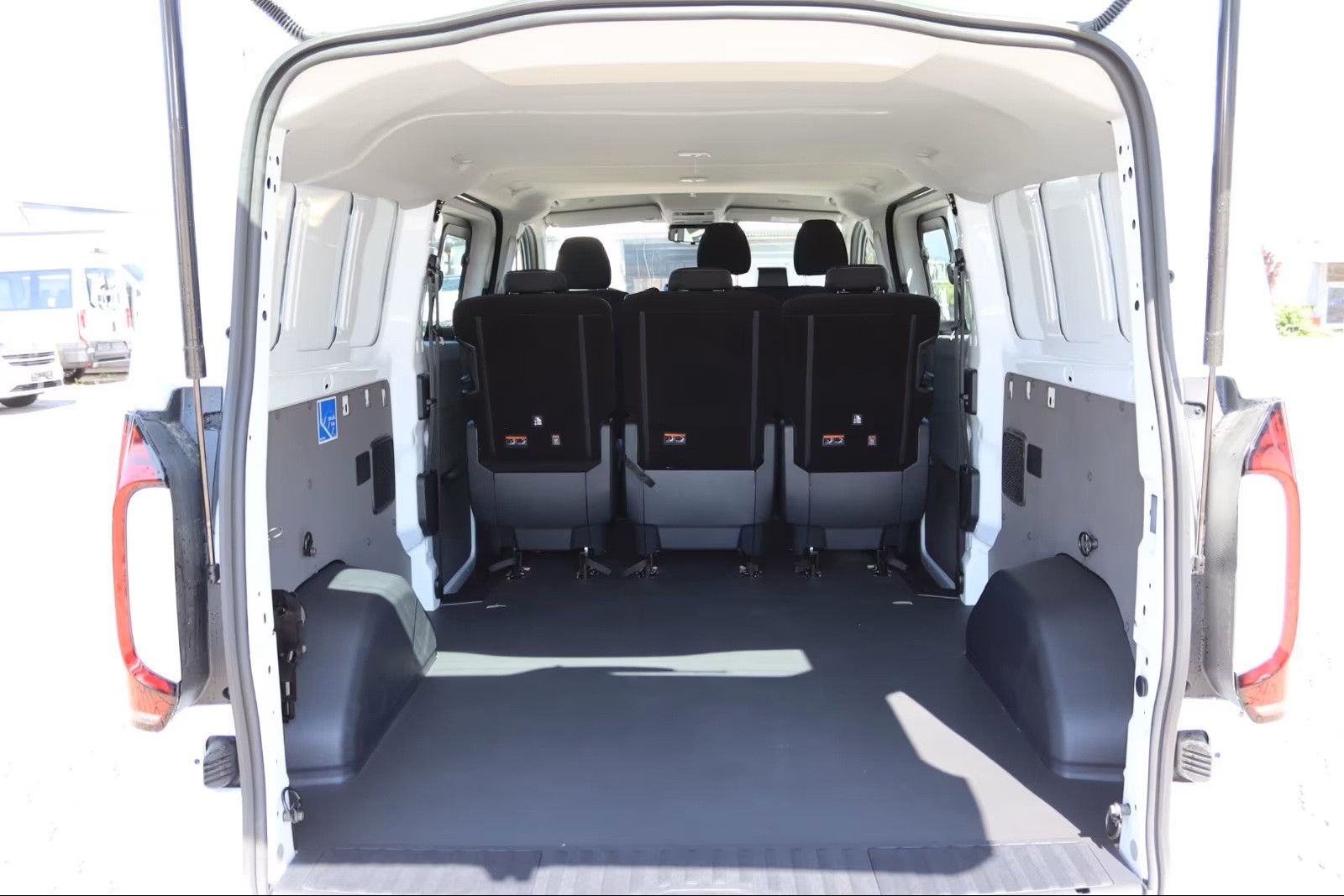 Fahrzeugabbildung Volkswagen T7 Kombi 6-Sitzer 2xSchiebetüre lang LED Kamera