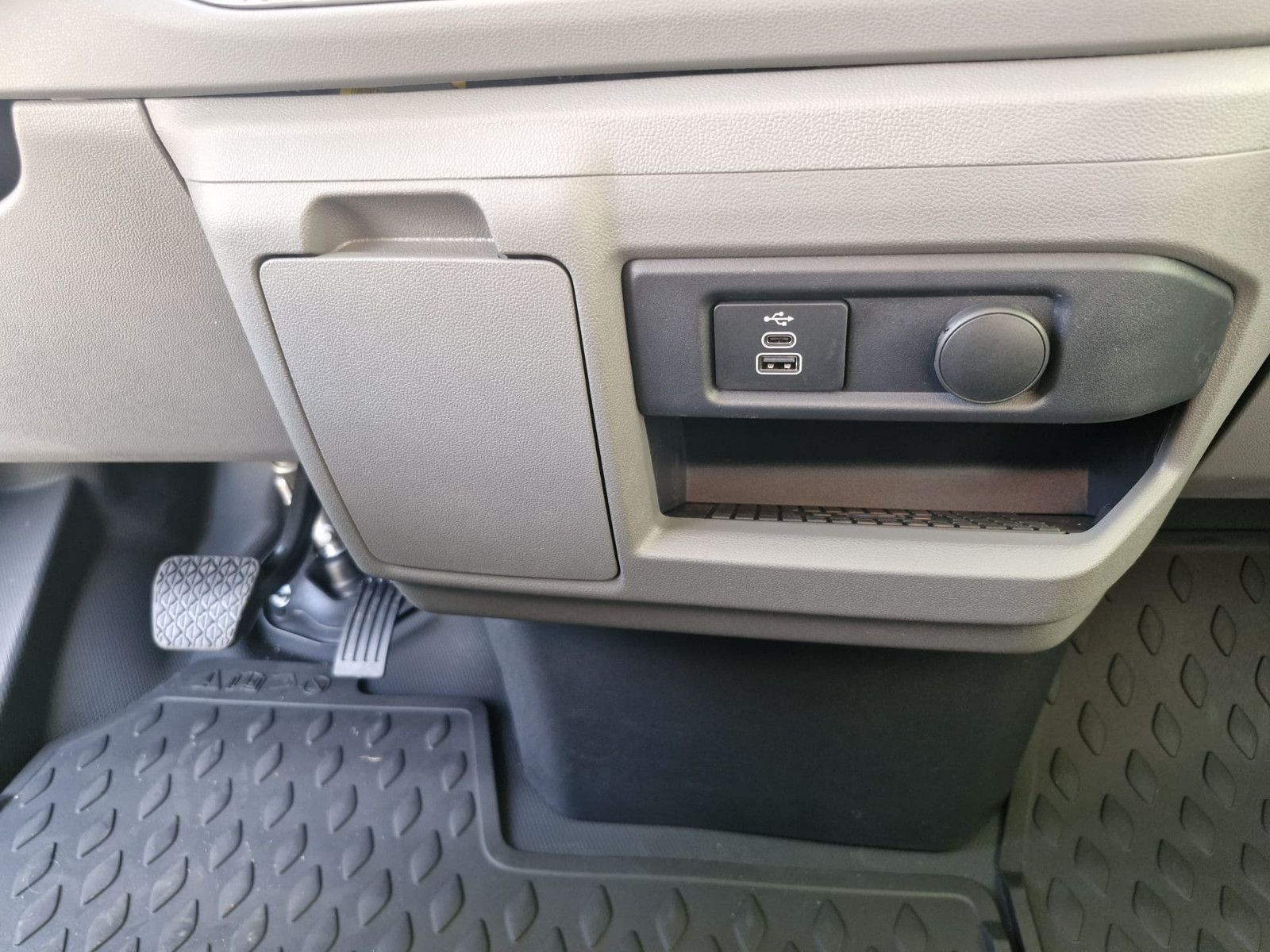 Fahrzeugabbildung Volkswagen T7 Transporter Kasten Aut Lang Sitzh LED Carplay