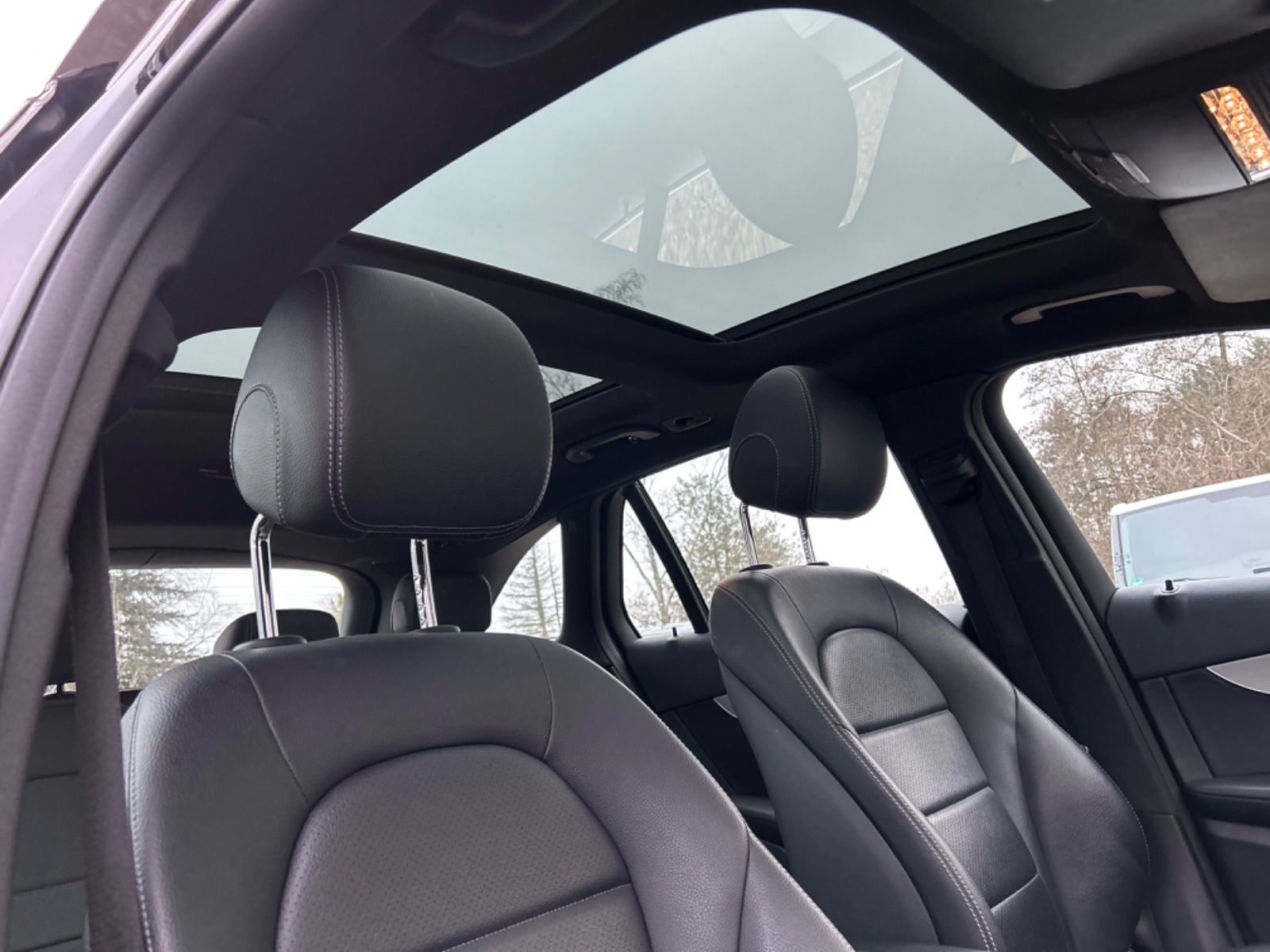 Fahrzeugabbildung Mercedes-Benz GLC 220 d 4Matic Leder Panorama COMAND KeylessGo